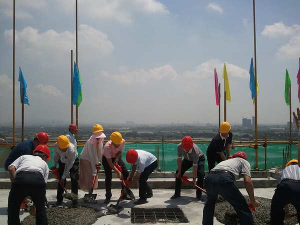 實(shí)力鑄造品質(zhì) 熱烈慶祝金沙假日廣場(chǎng)成功封頂 