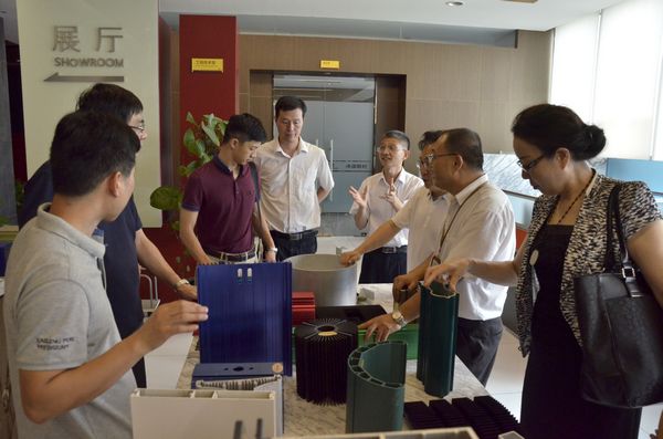 國(guó)家鋁型材質(zhì)檢中心現(xiàn)場(chǎng)審查論證會(huì)專家組一行蒞臨我司考察