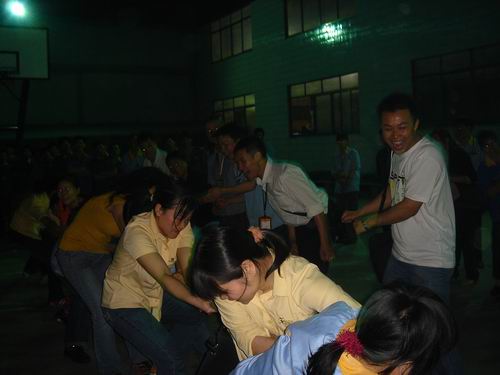 我公司組織員工拔河、籃球比賽慶“五一”