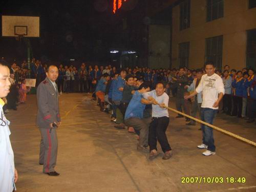 山東分廠慶祝國慶暨“偉昌鋁材”榮獲“中國名牌”舉行拔河比賽