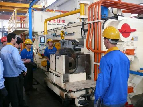 大噸位擠壓機(jī)試產(chǎn)成功