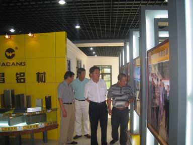 華西村黨委書記吳協(xié)恩來我江蘇分公司訪問