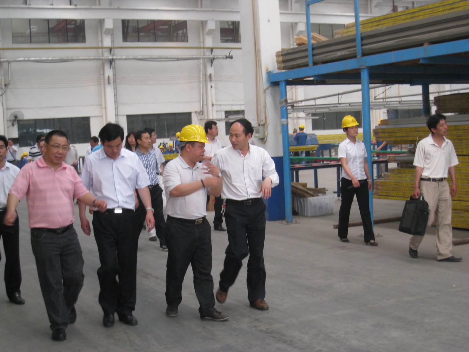 參加2011中國(guó)鋁工業(yè)高峰論壇各級(jí)領(lǐng)導(dǎo)和嘉賓到我公司參觀考察