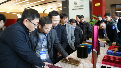 廣東鋁加工技術(shù)研討會(huì)暨廣東有色金屬工業(yè)發(fā)展論壇的專家蒞臨我公司參觀考察